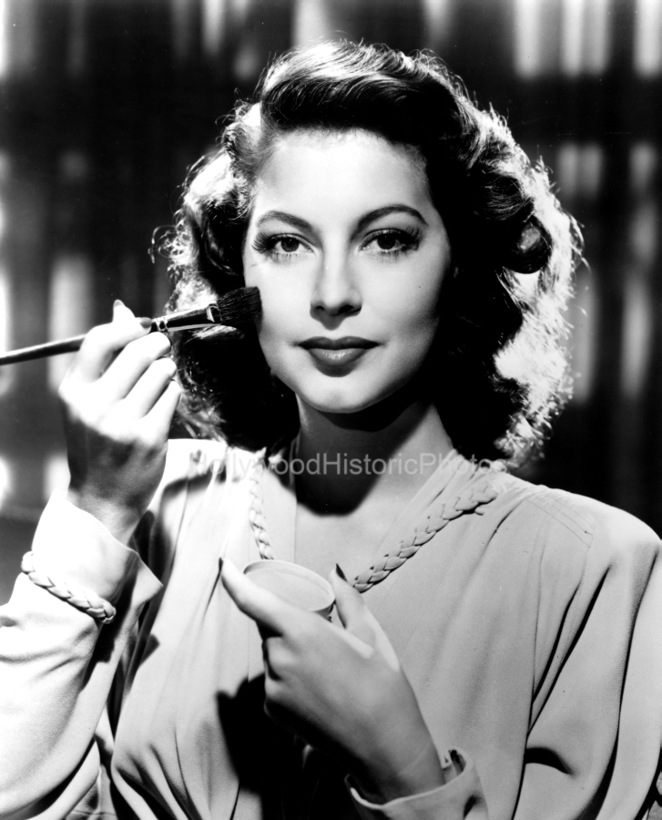 Ava Gardner 1946 touching up her makeup wm.jpg